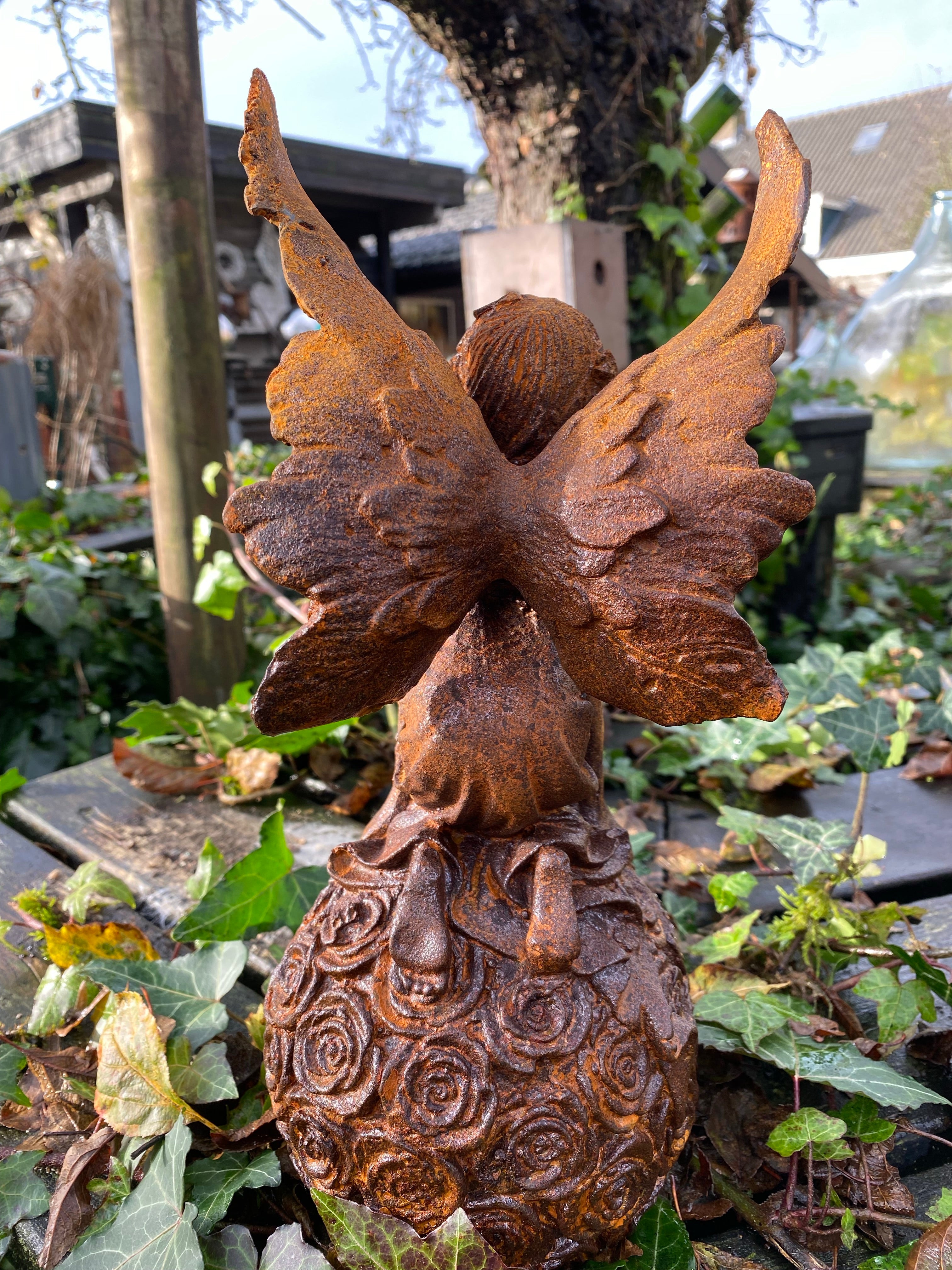 Gietijzeren engel elf zittend op knietjes op bloembol - Brocante bij Ingie