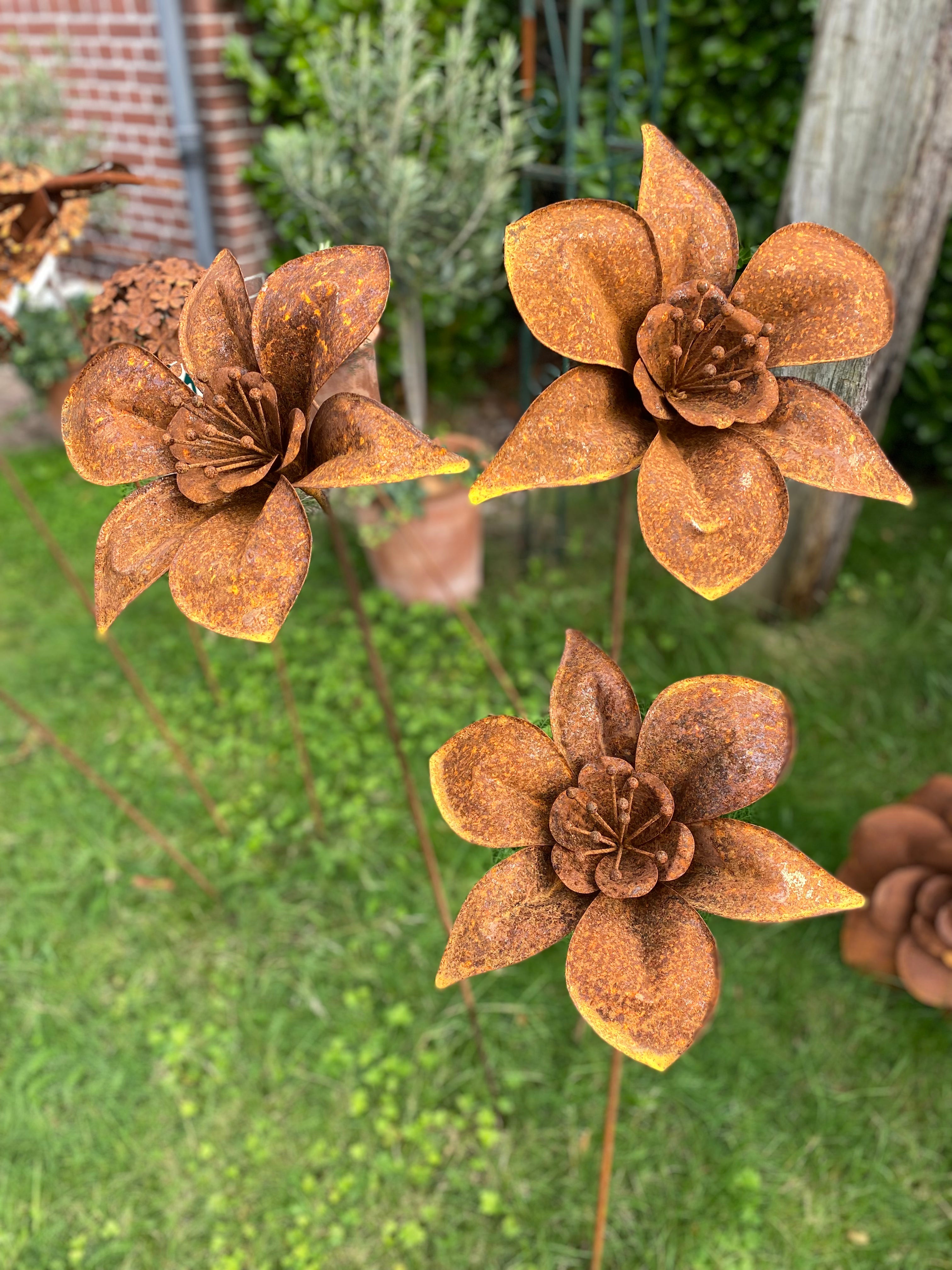 Set van 3 - Roest bloemen Indische Lelie op tuinsteker - Brocante bij Ingie