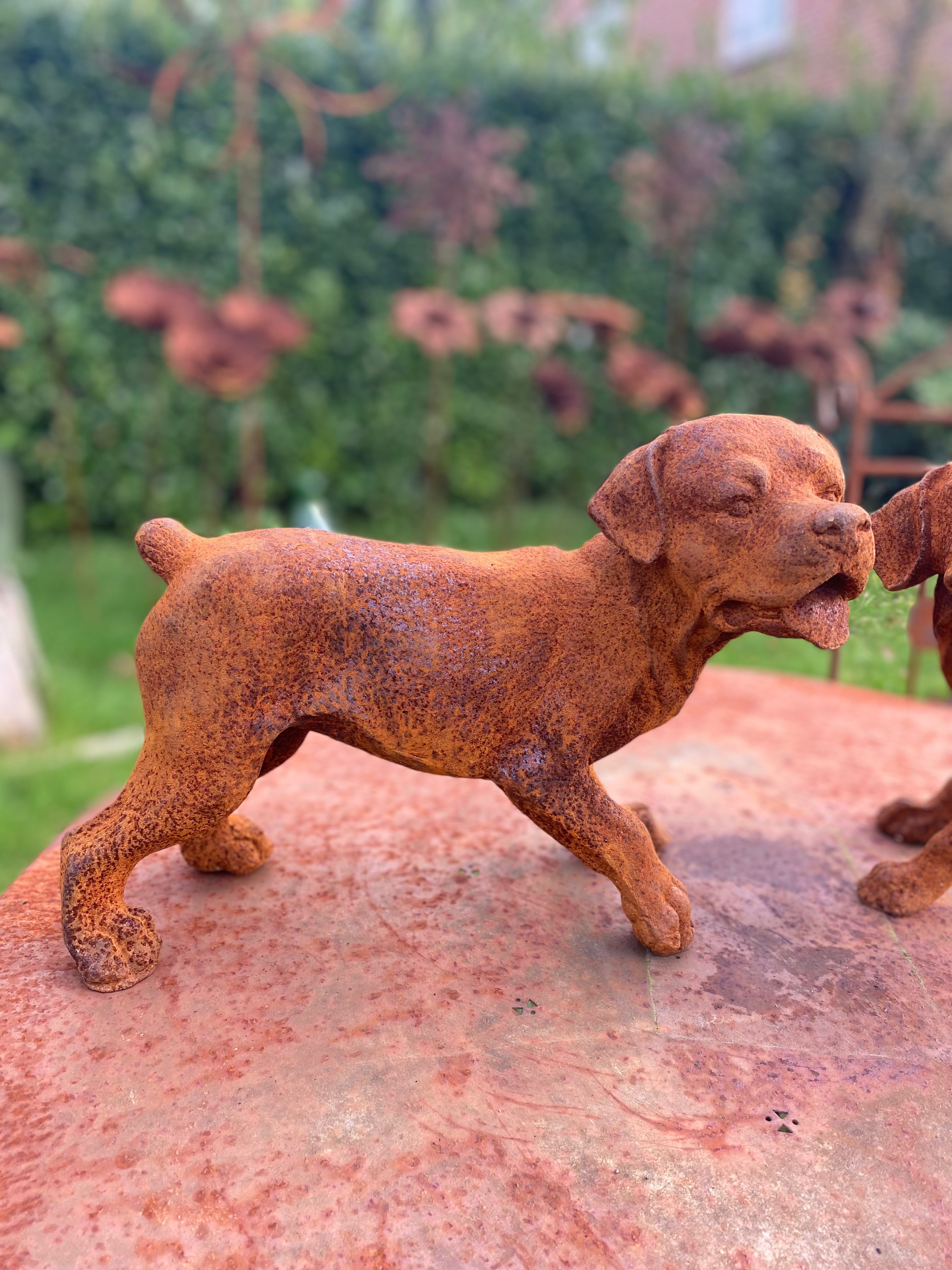 hond van gietijzer met tong uit de bek - Brocante bij Ingie