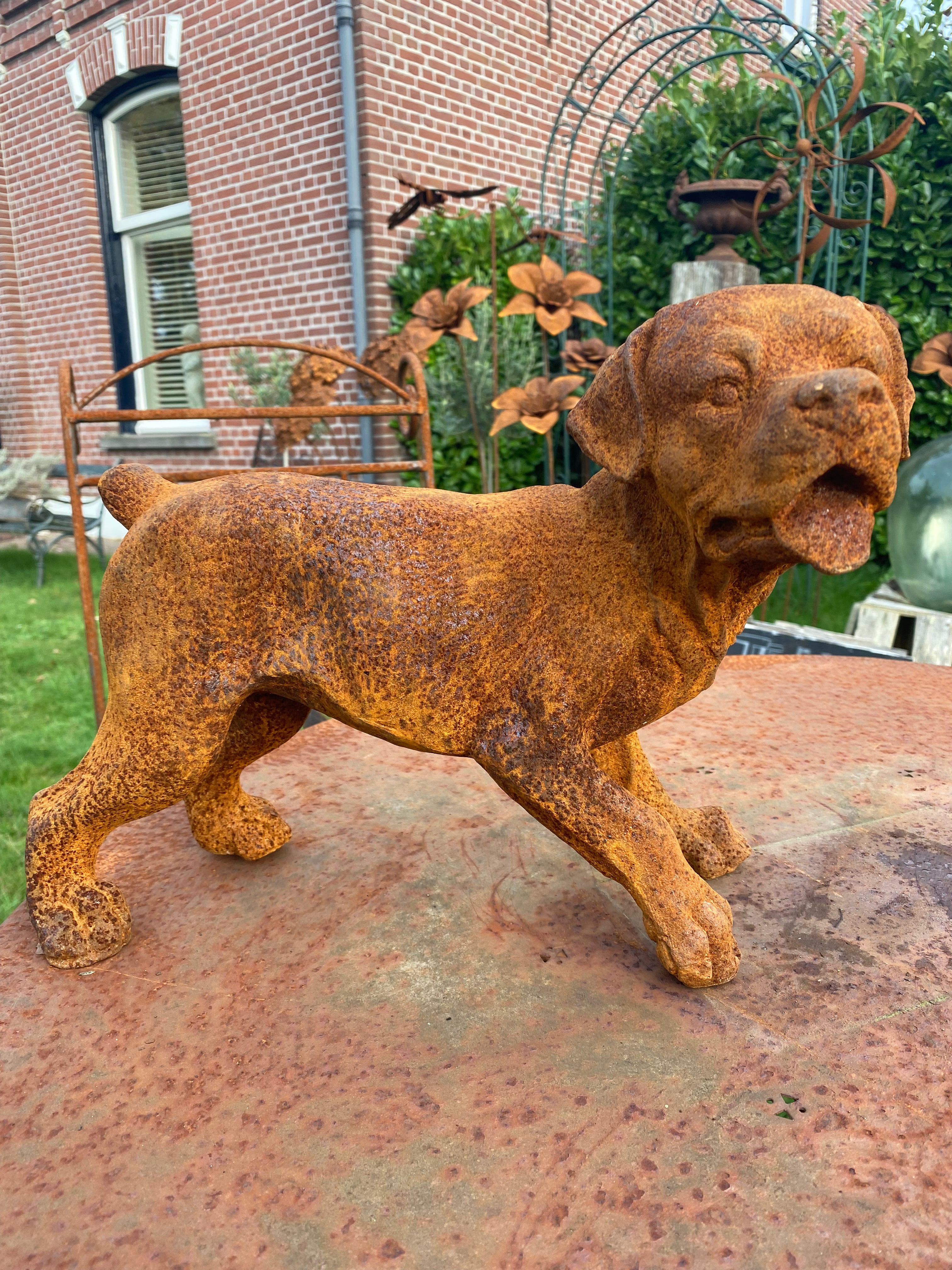 hond van gietijzer met tong uit de bek - Brocante bij Ingie