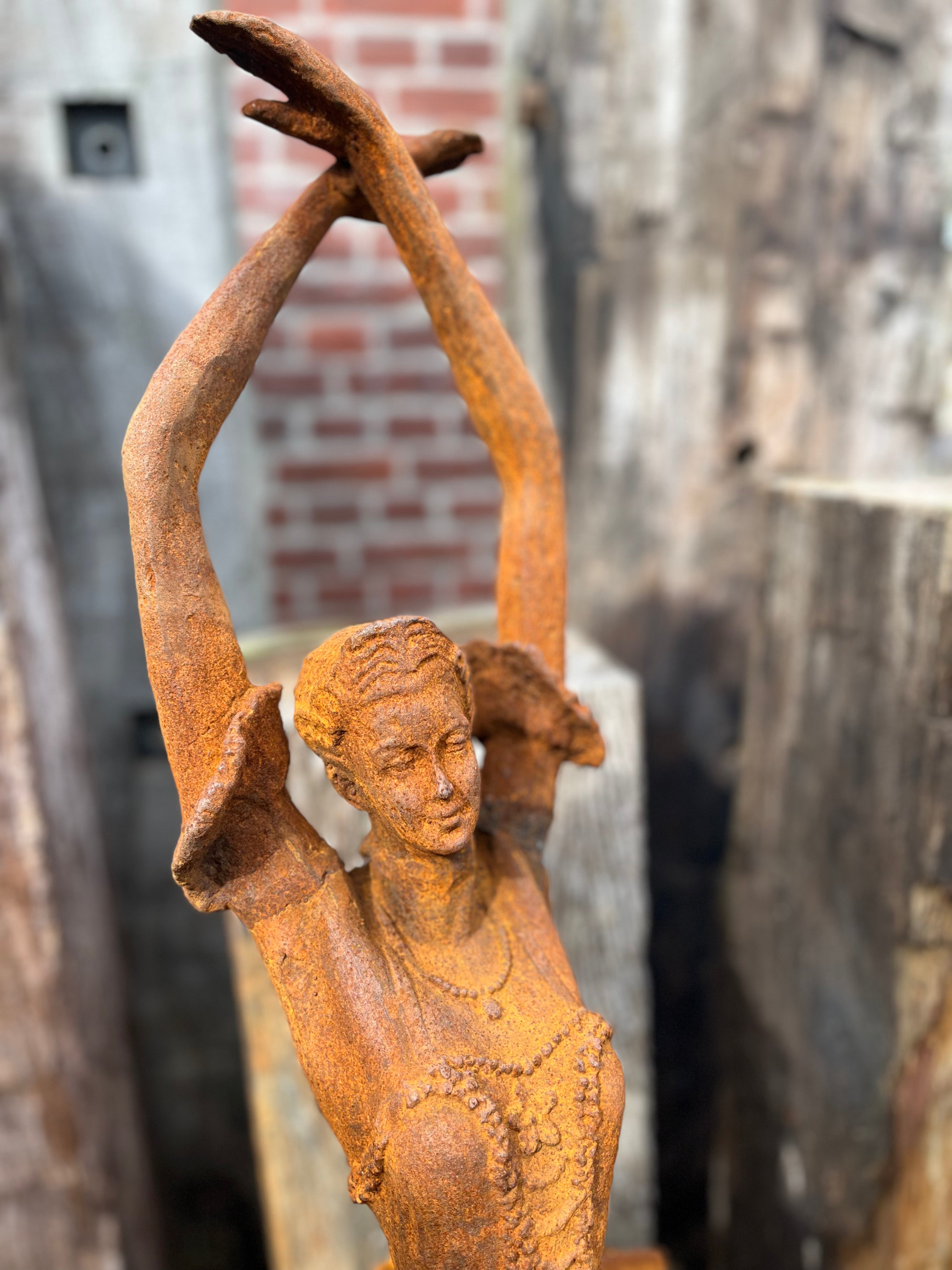 Grote ballerina rechtop staand van gietijzer in roest kleur - Brocante bij Ingie