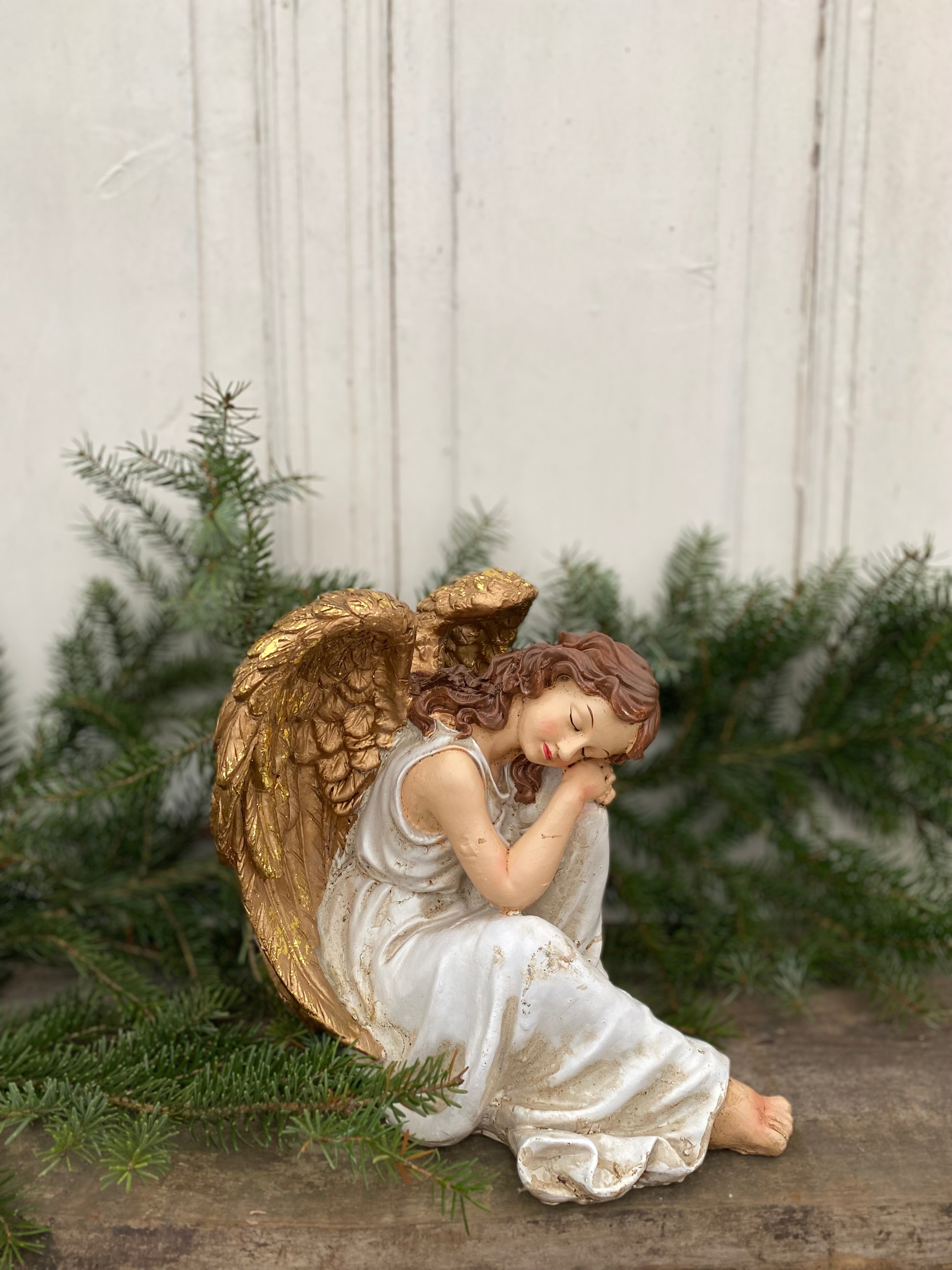 Prachtige kleine engel met gouden vleugels van polystone - Brocante bij Ingie