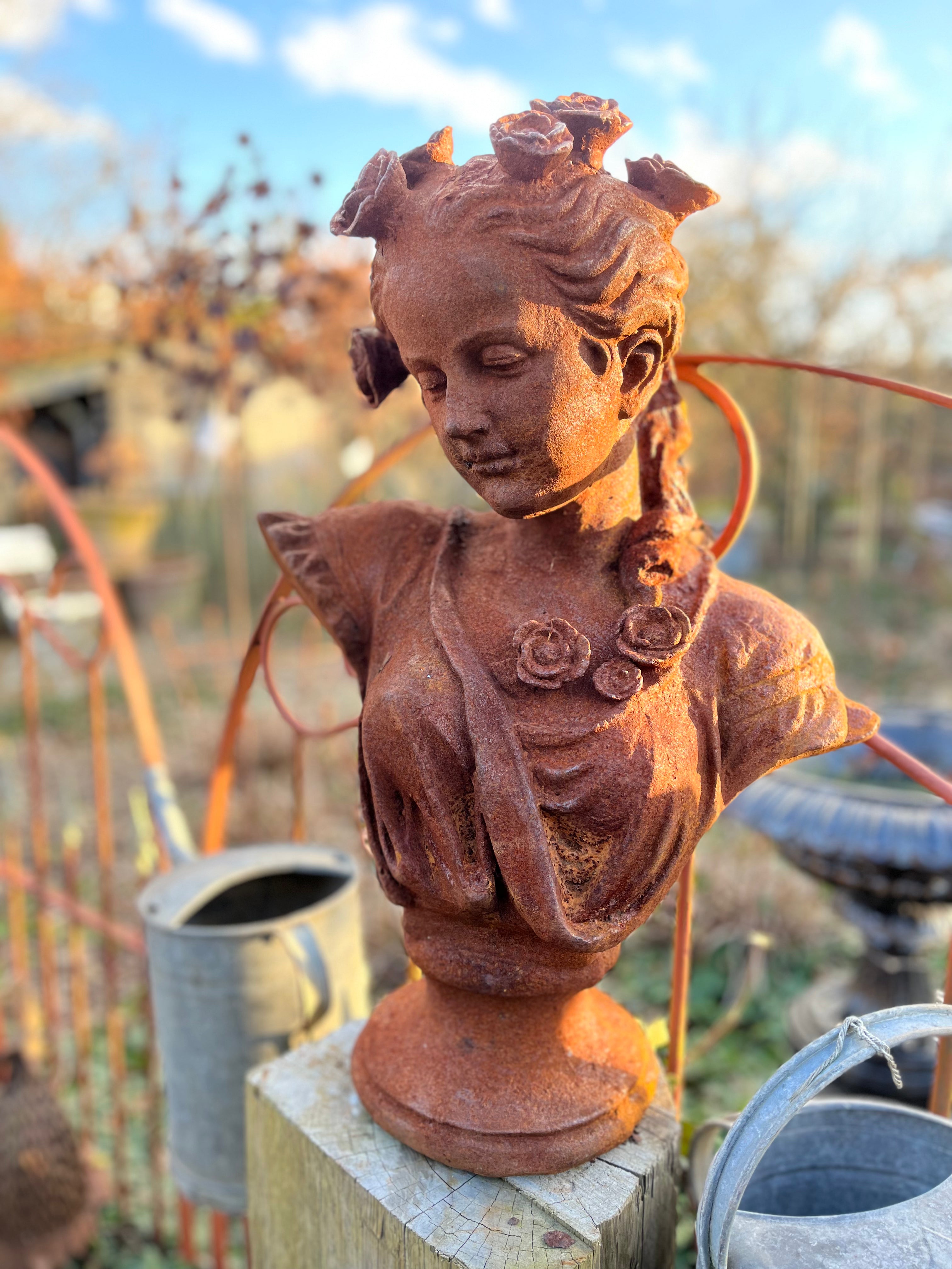 Gietijzeren buste van dame met rozen in het haar - Brocante bij Ingie