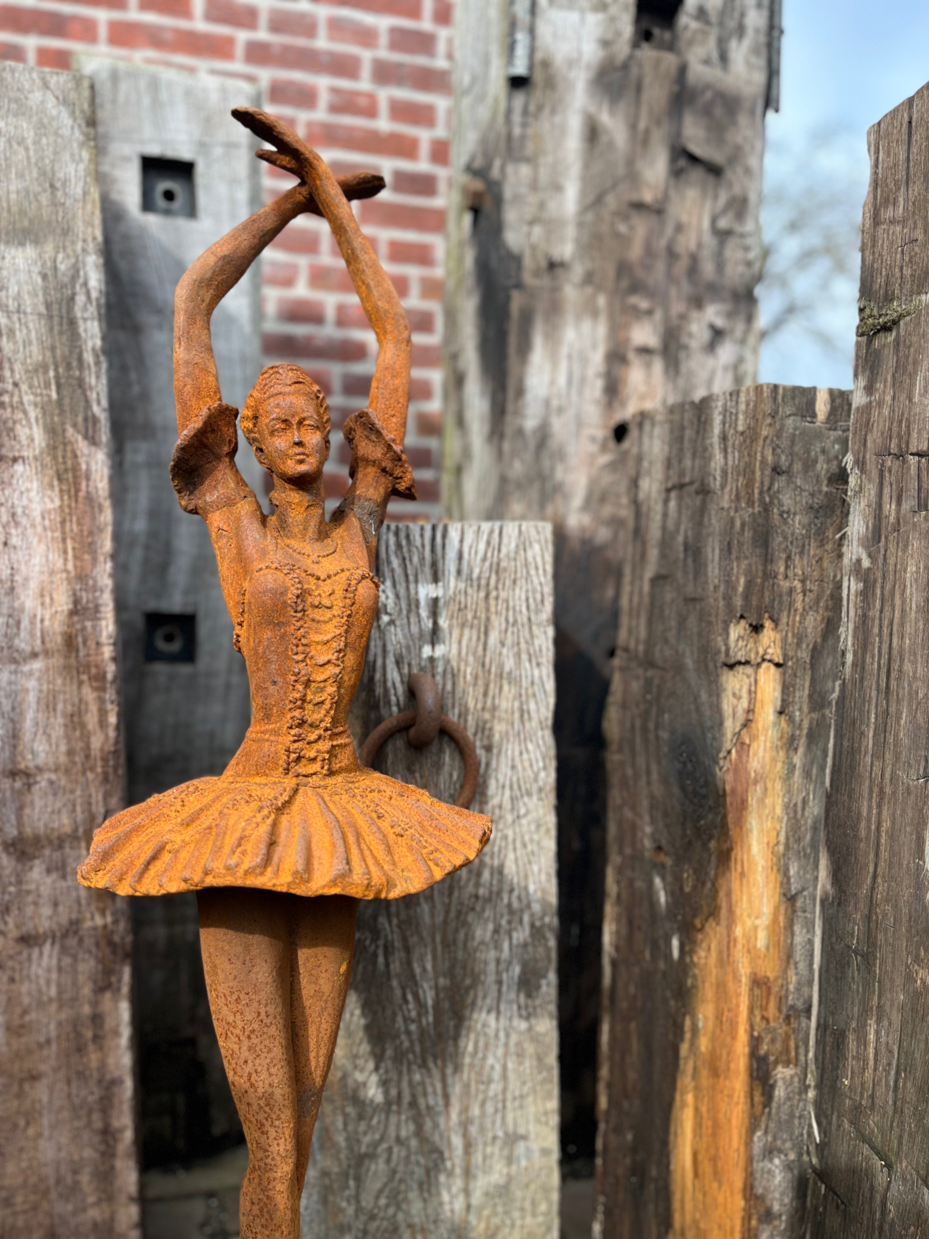 Grote ballerina rechtop staand van gietijzer in roest kleur - Brocante bij Ingie