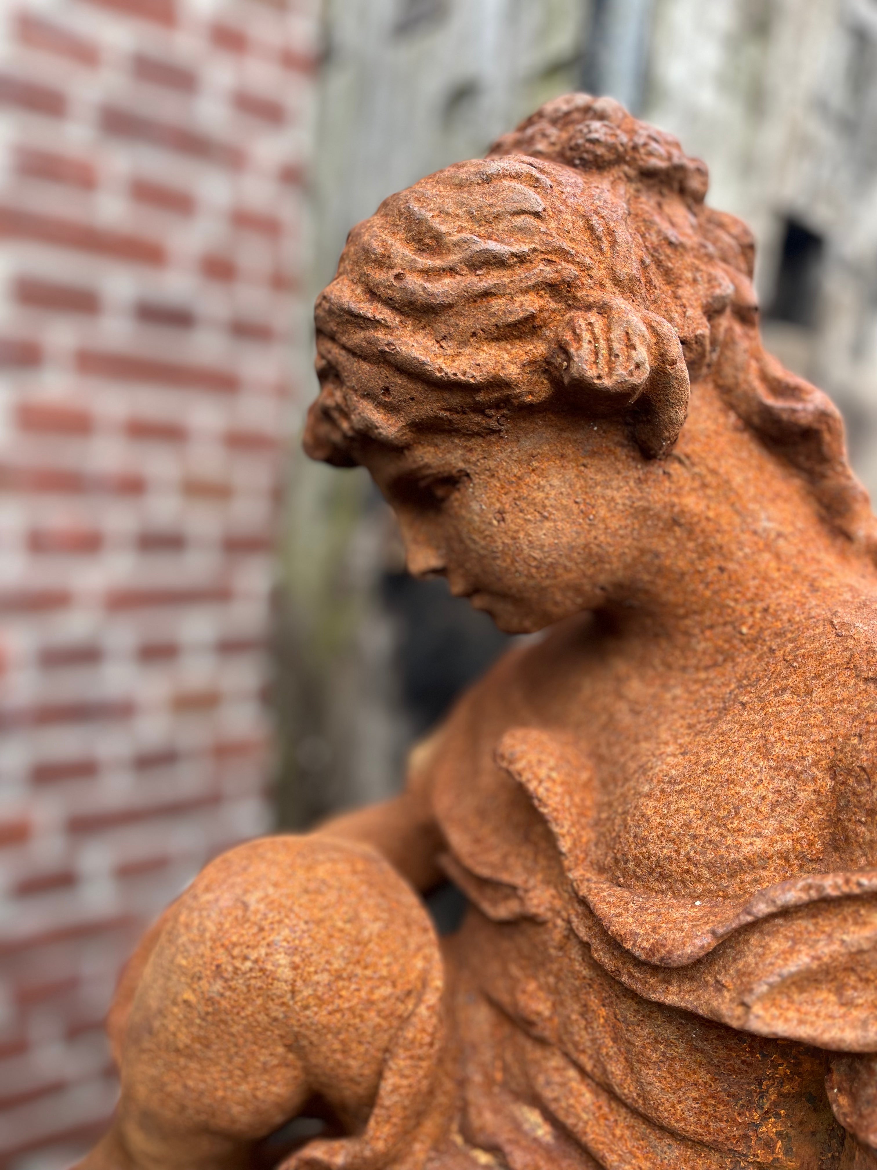 Gietijzeren beeld van kind met voetenbadje - Brocante bij Ingie