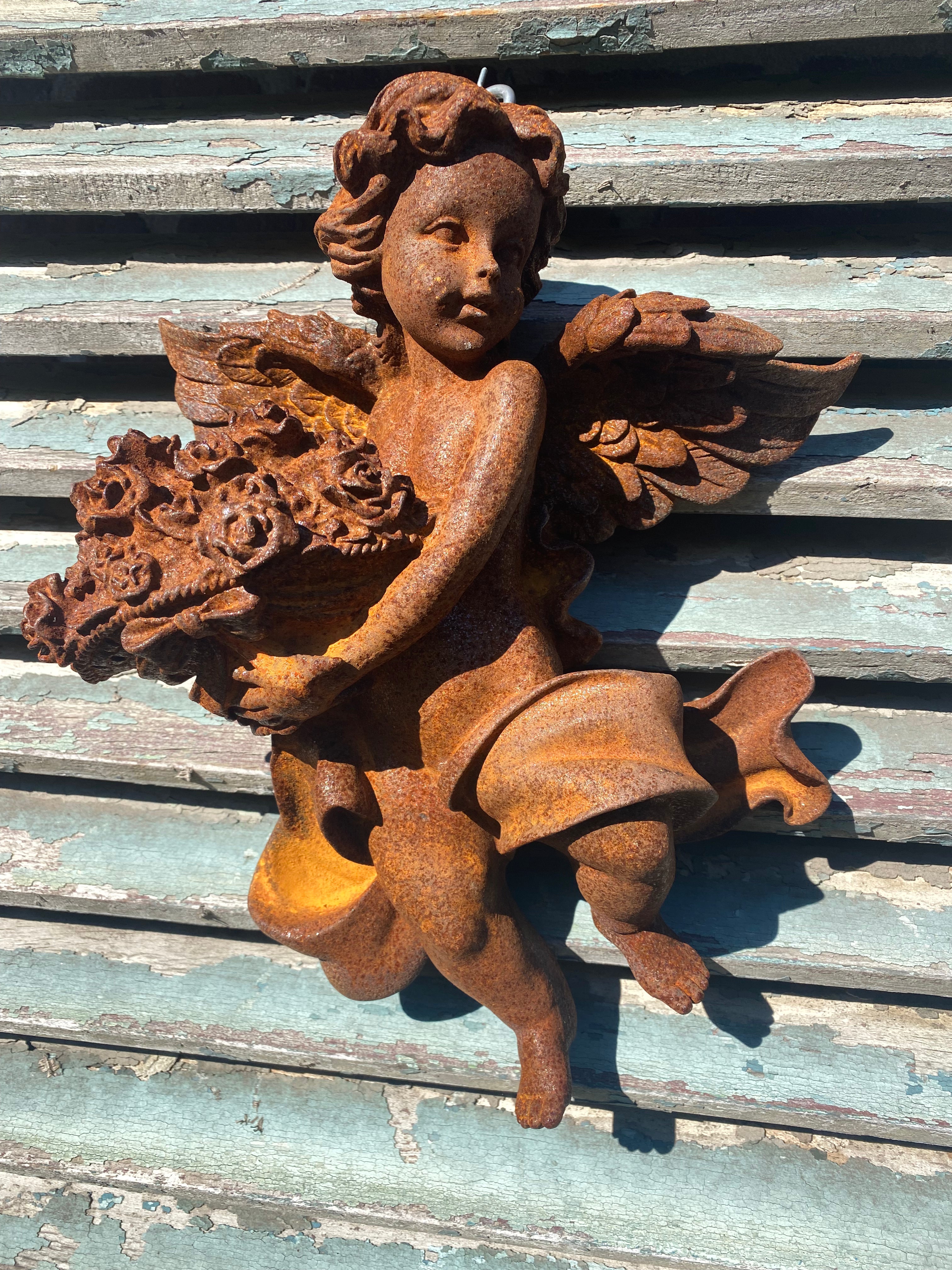 wandornament engeltje gietijzer kijkt naar rechts - Brocante bij Ingie