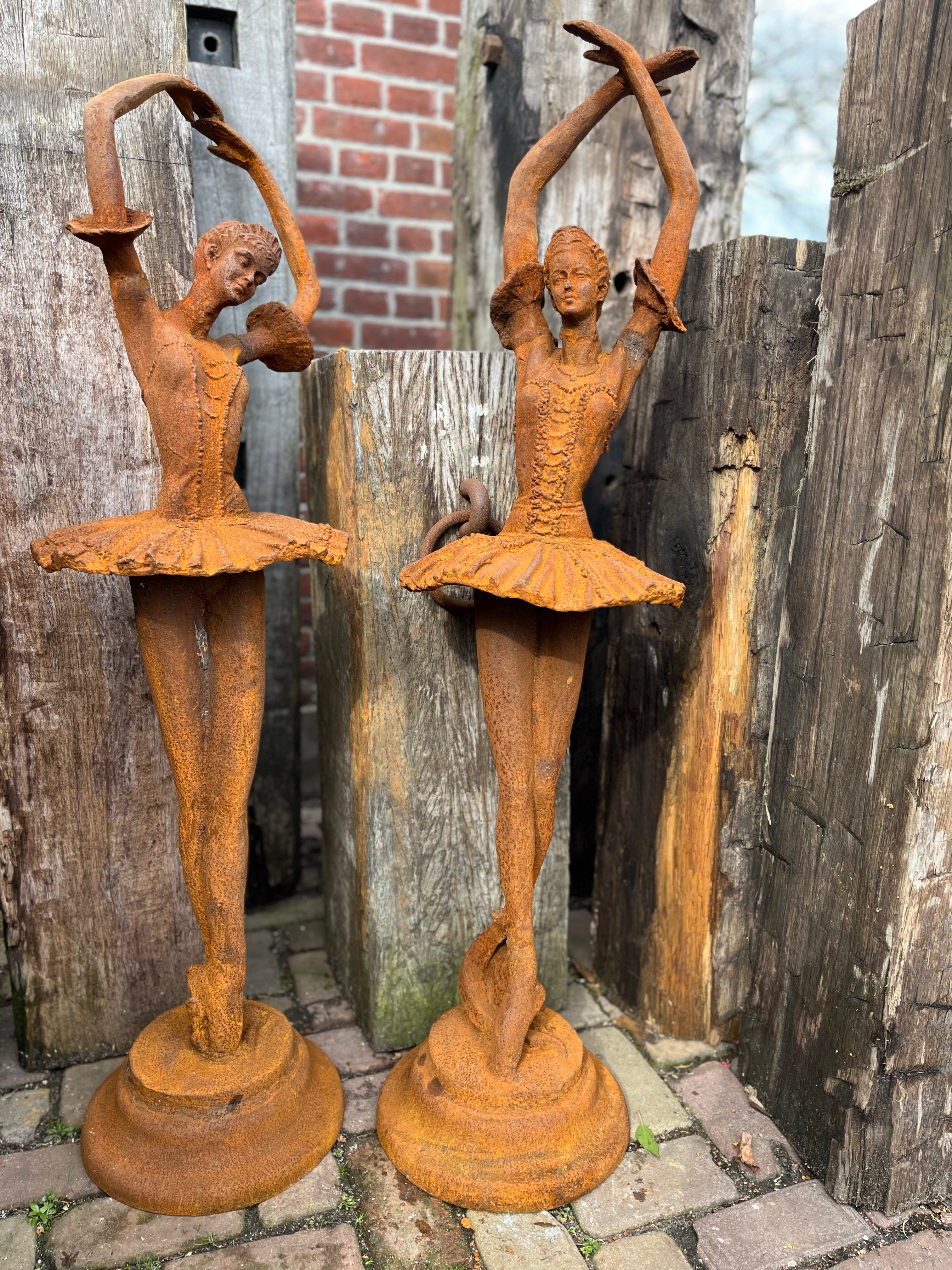 Grote ballerina rechtop staand van gietijzer in roest kleur - Brocante bij Ingie