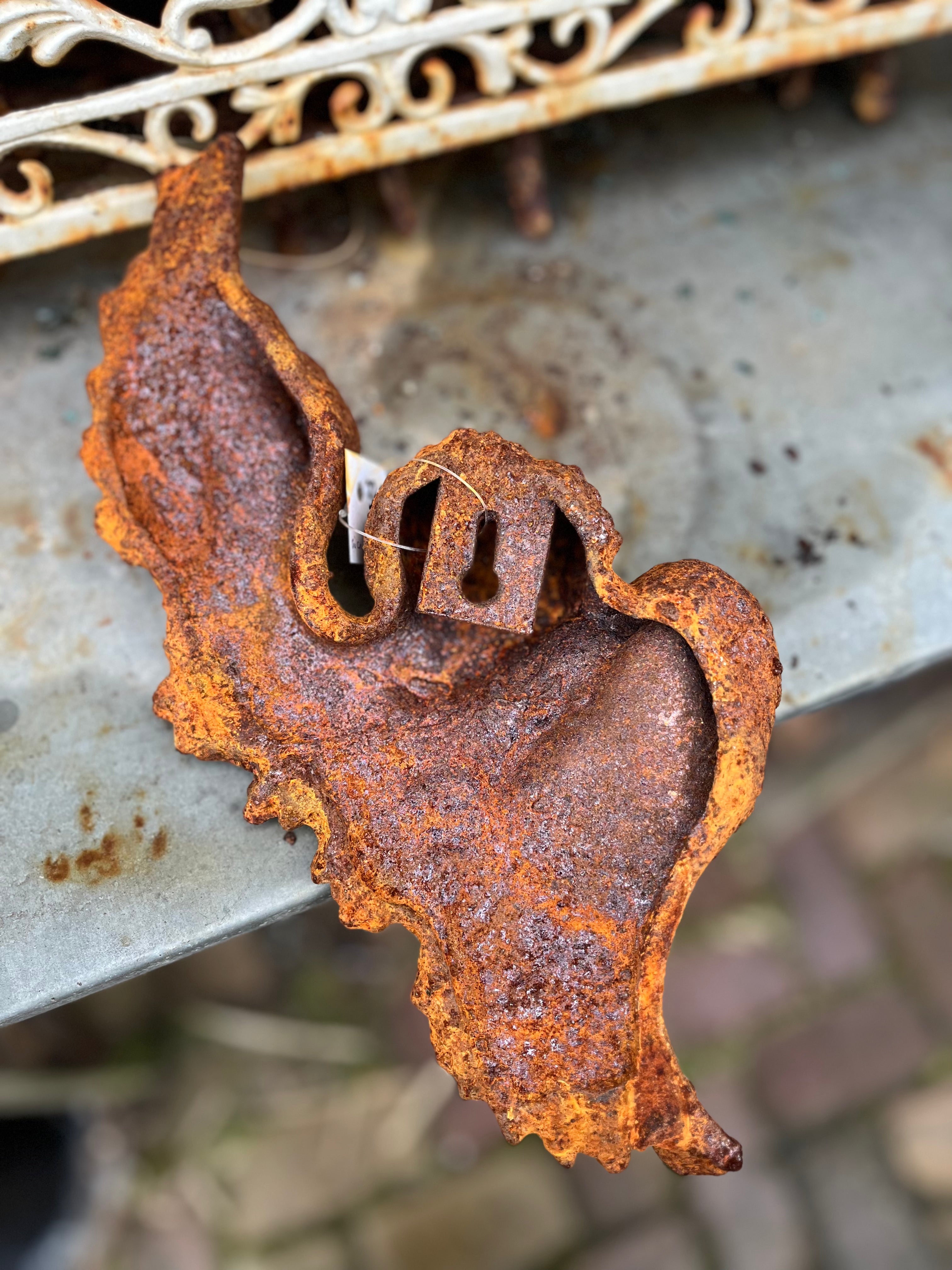 Wandornament engeltje van gietijzer - Brocante bij Ingie