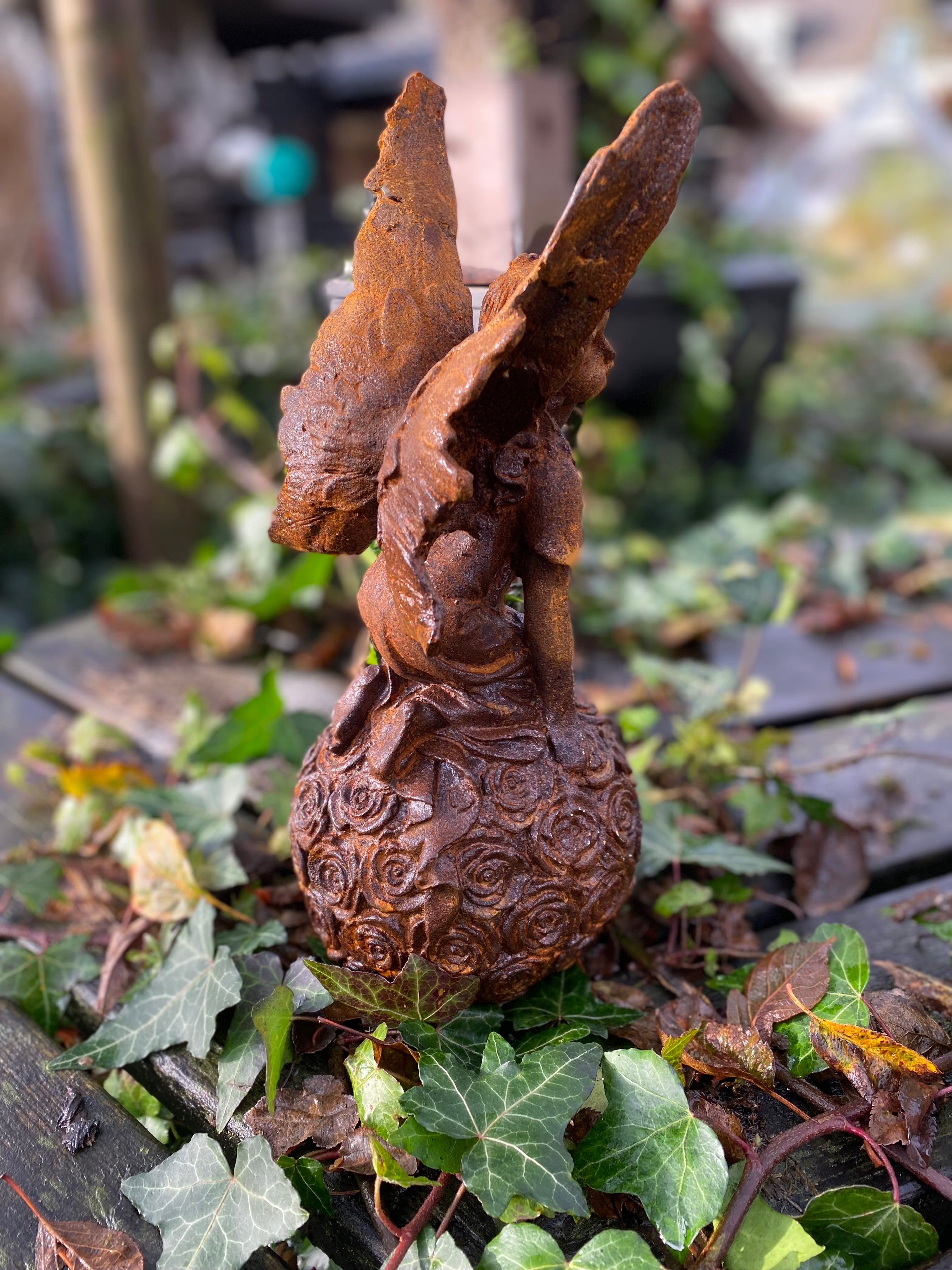 Gietijzeren engel elf zittend op knietjes op bloembol - Brocante bij Ingie