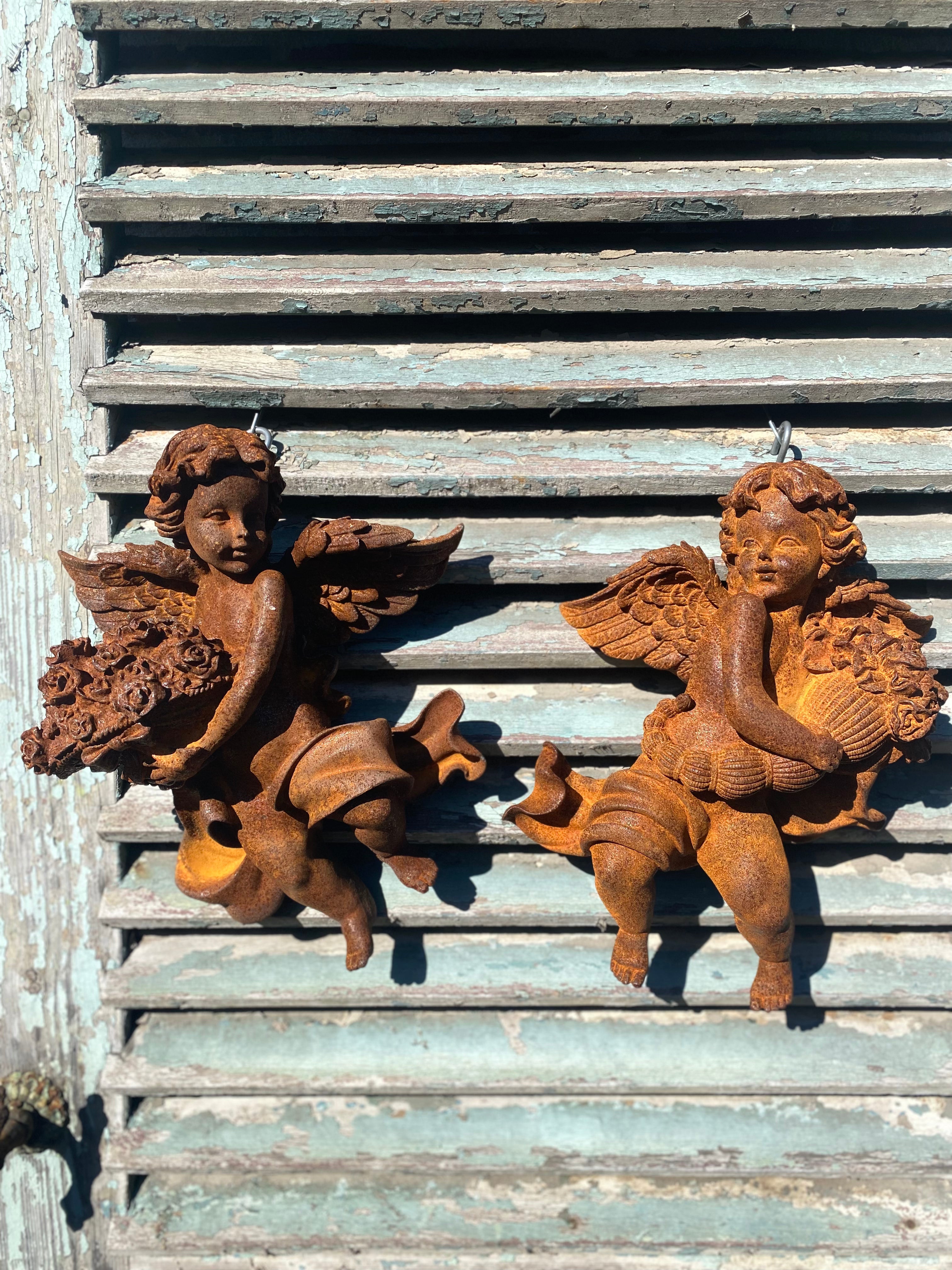 Set van 2 wandornament engeltjes gietijzer die naar elkaar kijken - Brocante bij Ingie