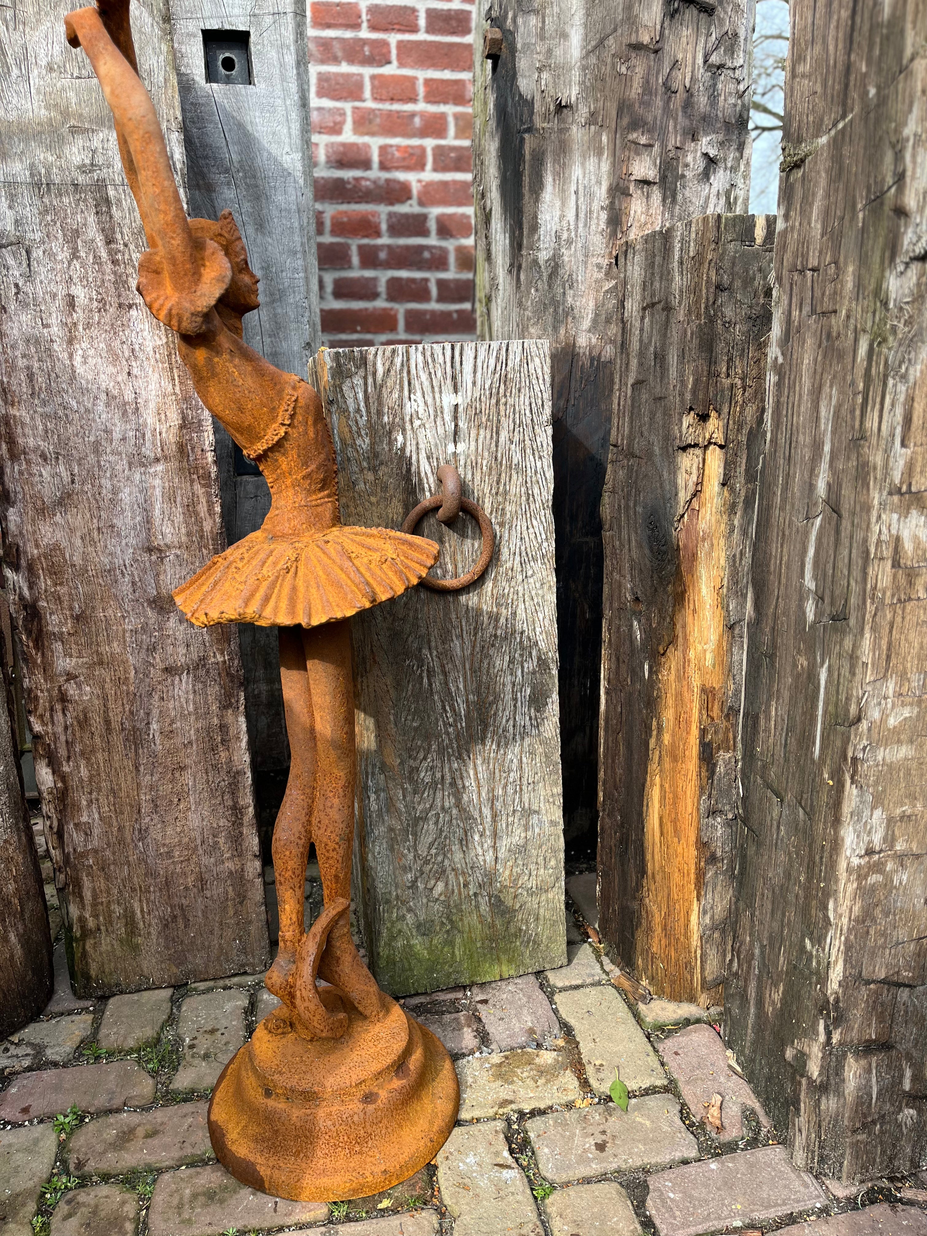Grote ballerina rechtop staand van gietijzer in roest kleur - Brocante bij Ingie