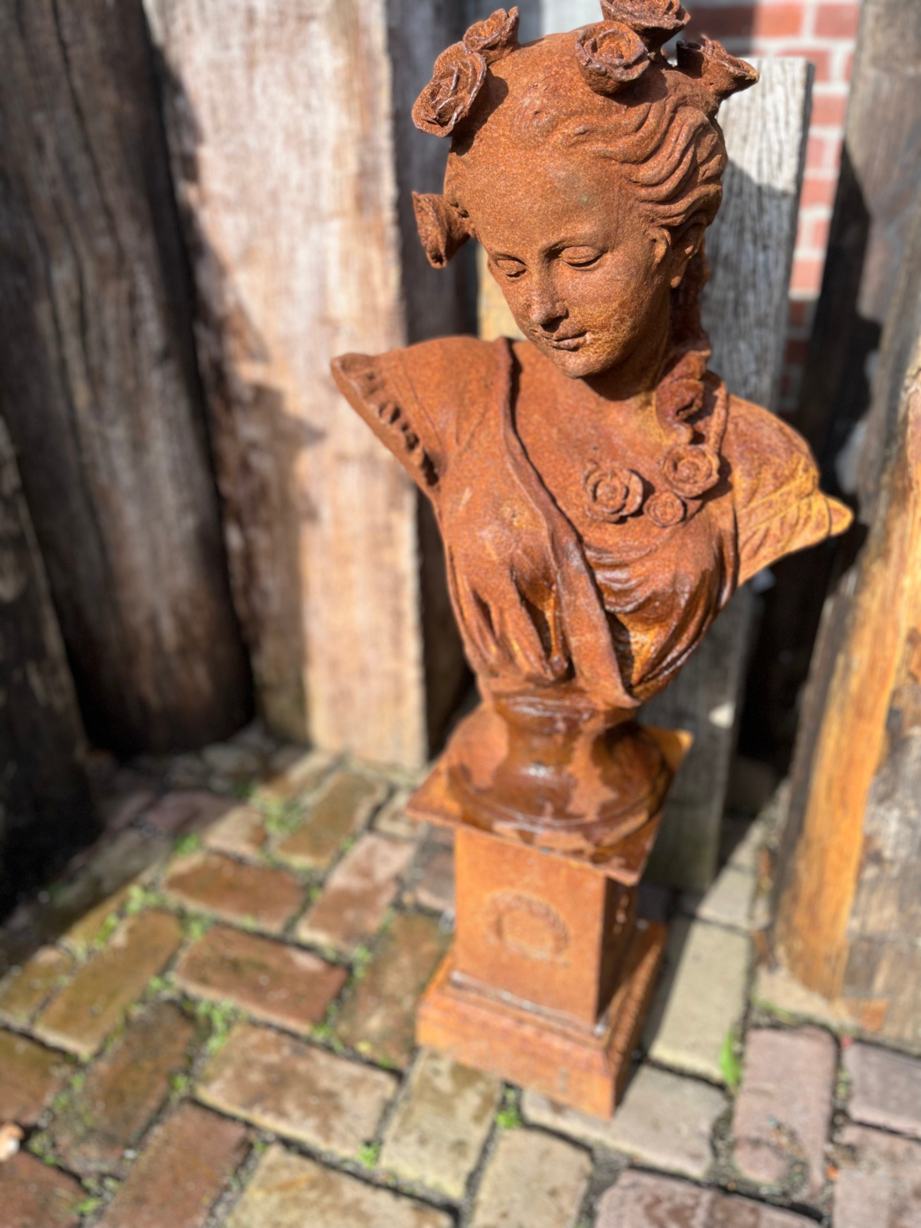 Gietijzeren buste van dame met rozen in het haar - Brocante bij Ingie