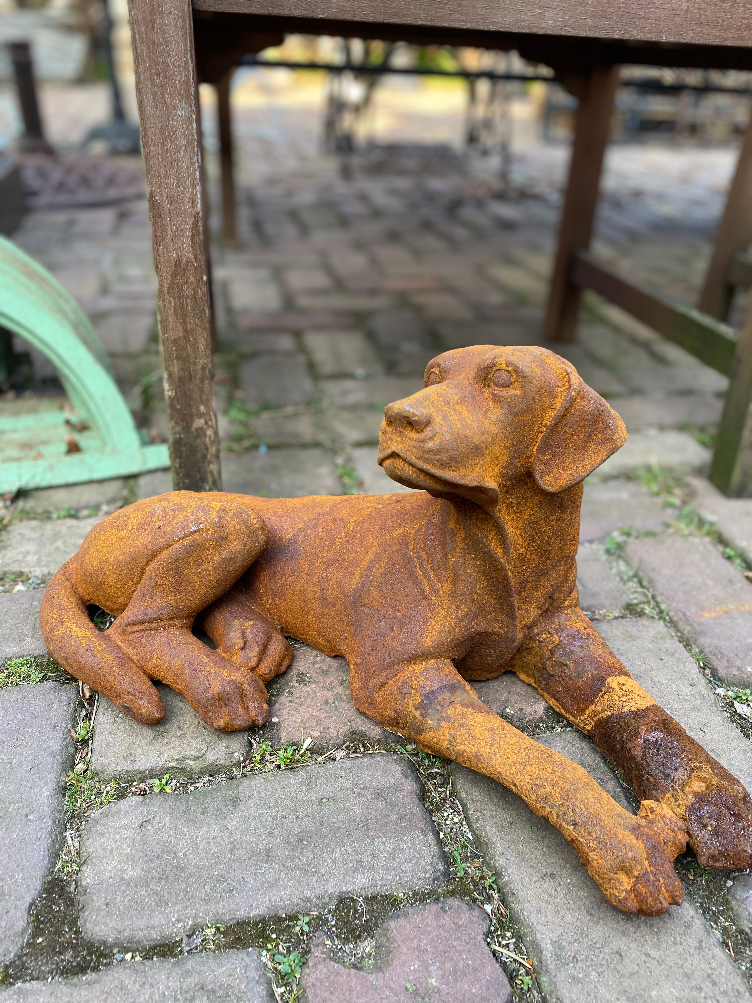 Brave liggende hond van Gietijzer - Brocante bij Ingie