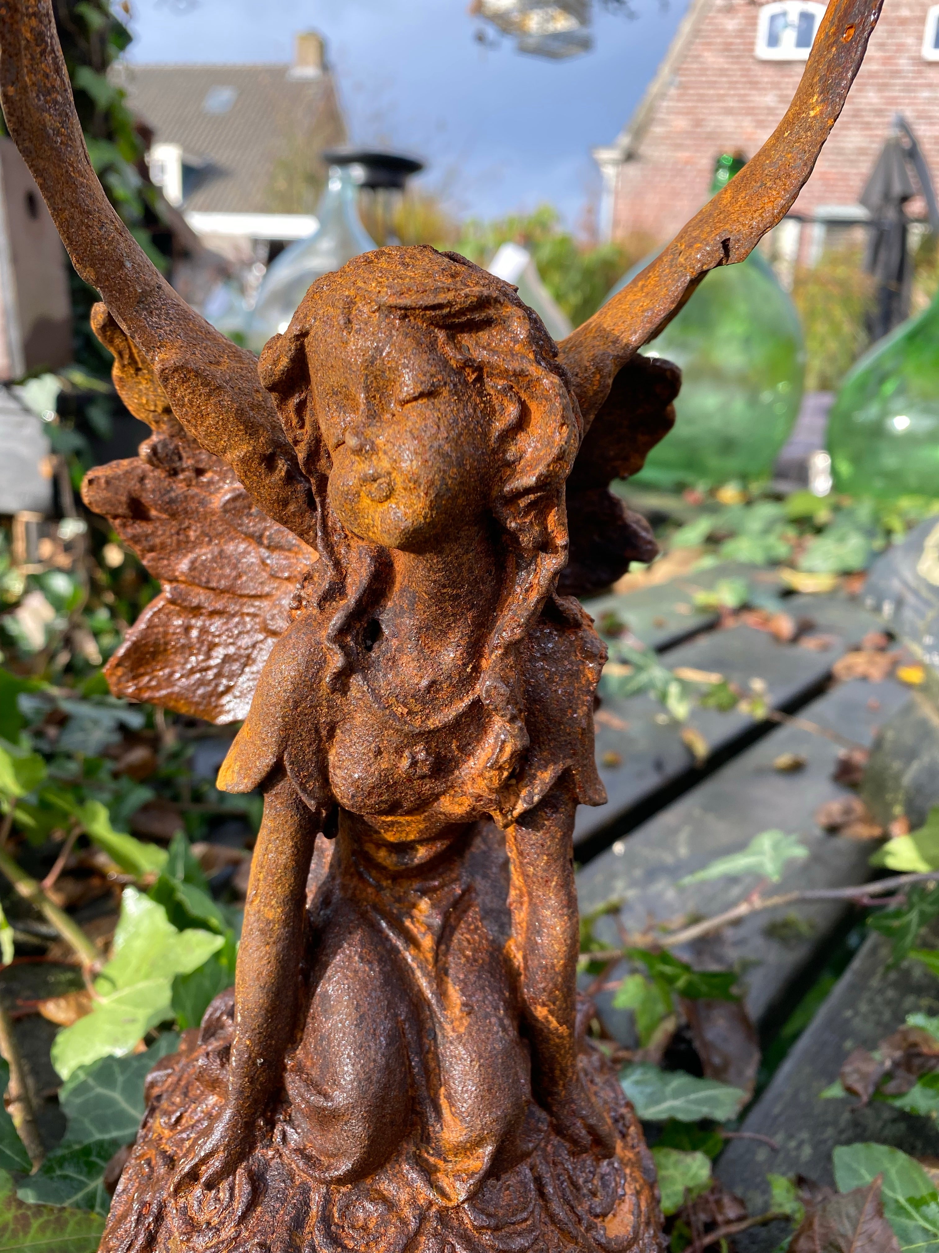 Gietijzeren engel elf zittend op knietjes op bloembol - Brocante bij Ingie