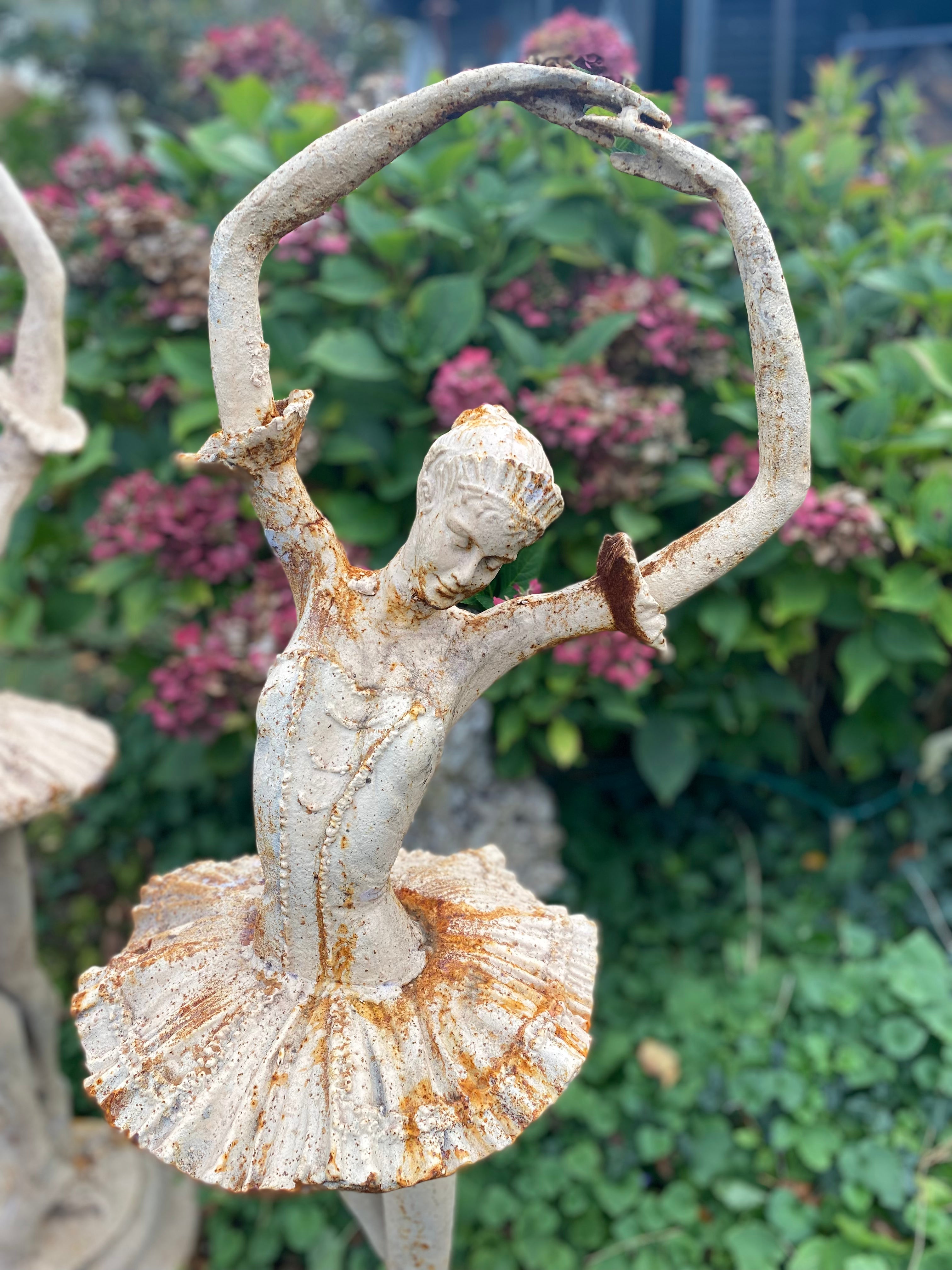 Grote ballerina reikt met armen opzij van gietijzer in wit/roest - Brocante bij Ingie