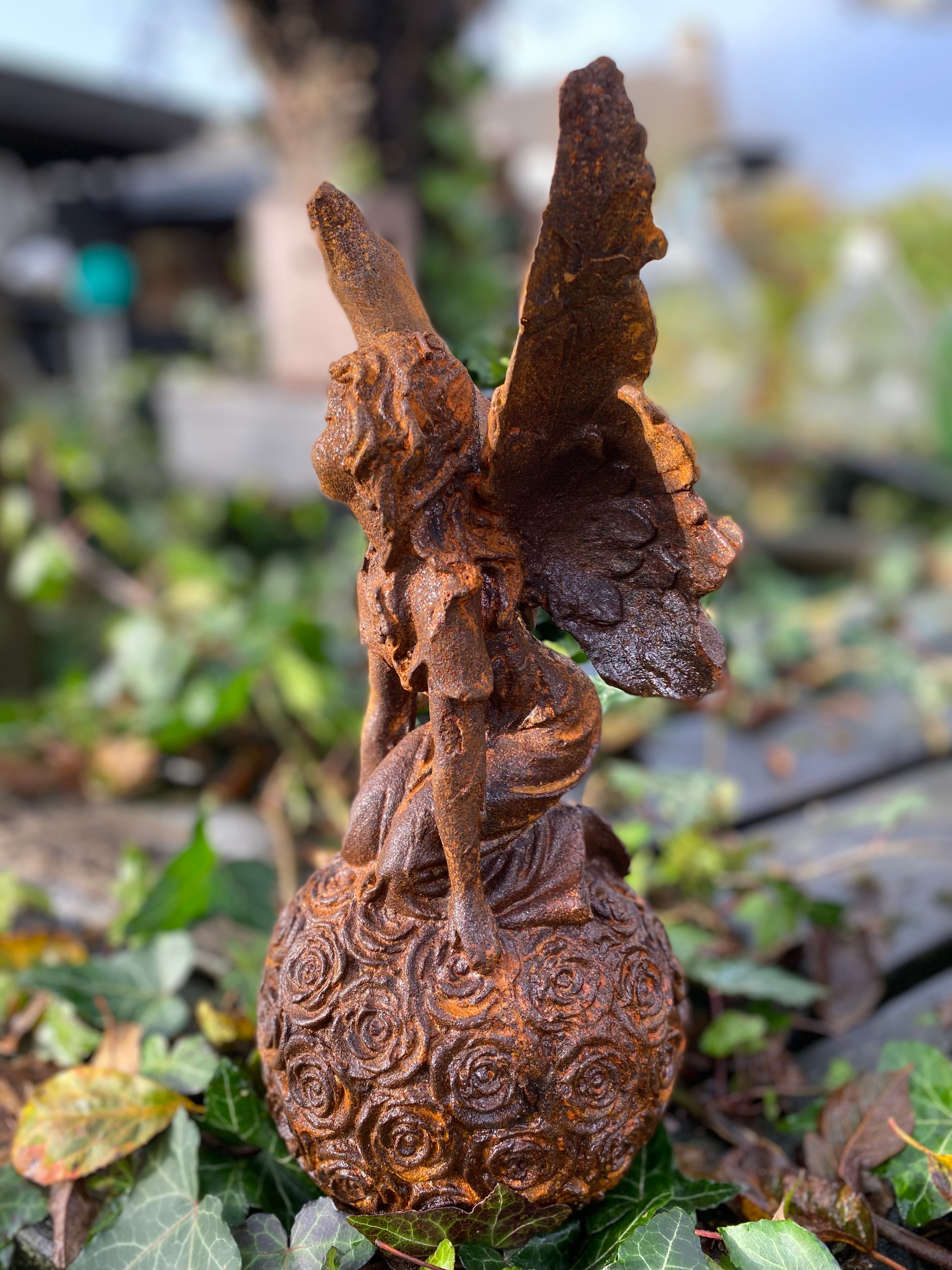 Gietijzeren engel elf zittend op knietjes op bloembol - Brocante bij Ingie