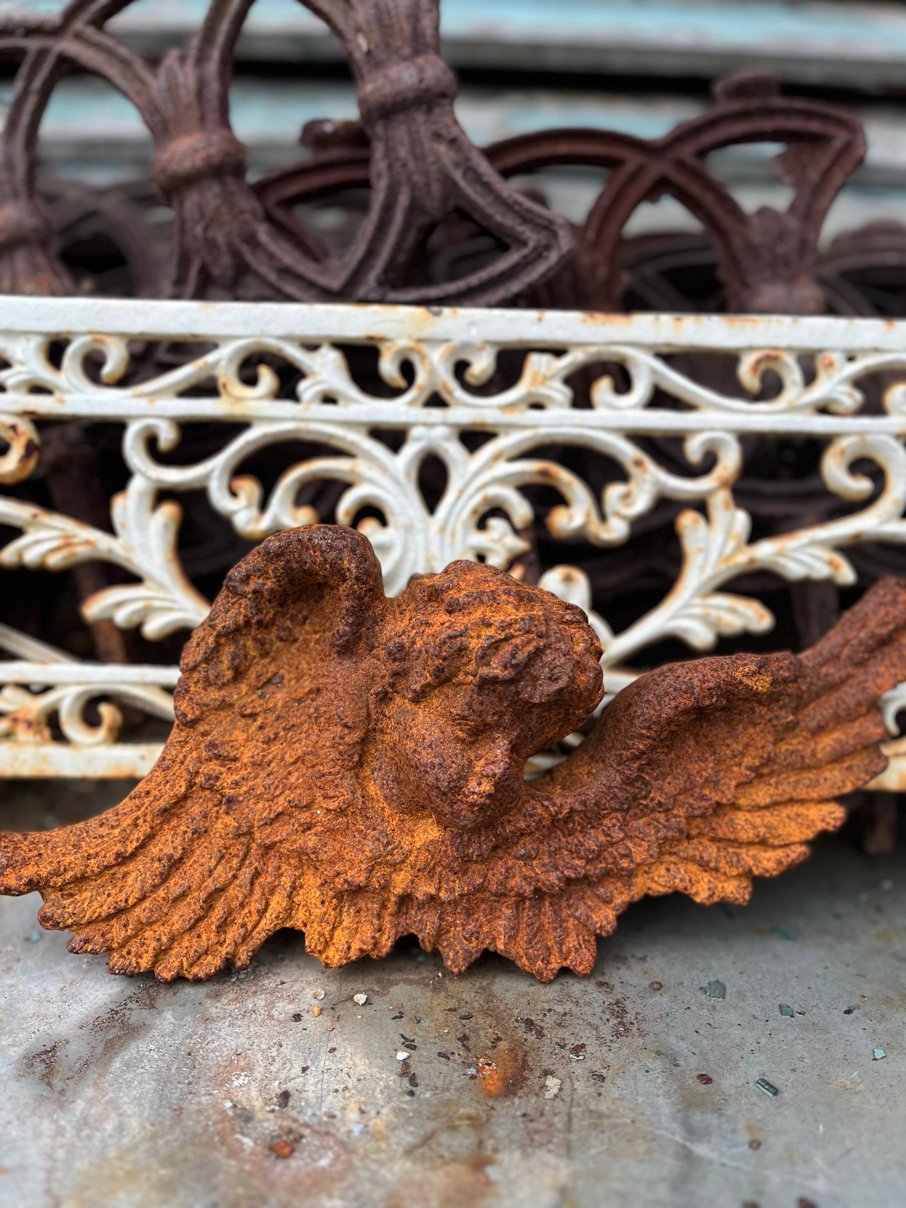 Wandornament engeltje van gietijzer - Brocante bij Ingie