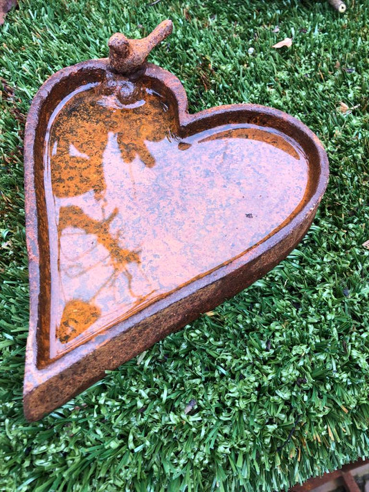 vogel drink bak in de vorm van een hart met vogeltje van gietijzer! - Brocante bij Ingie