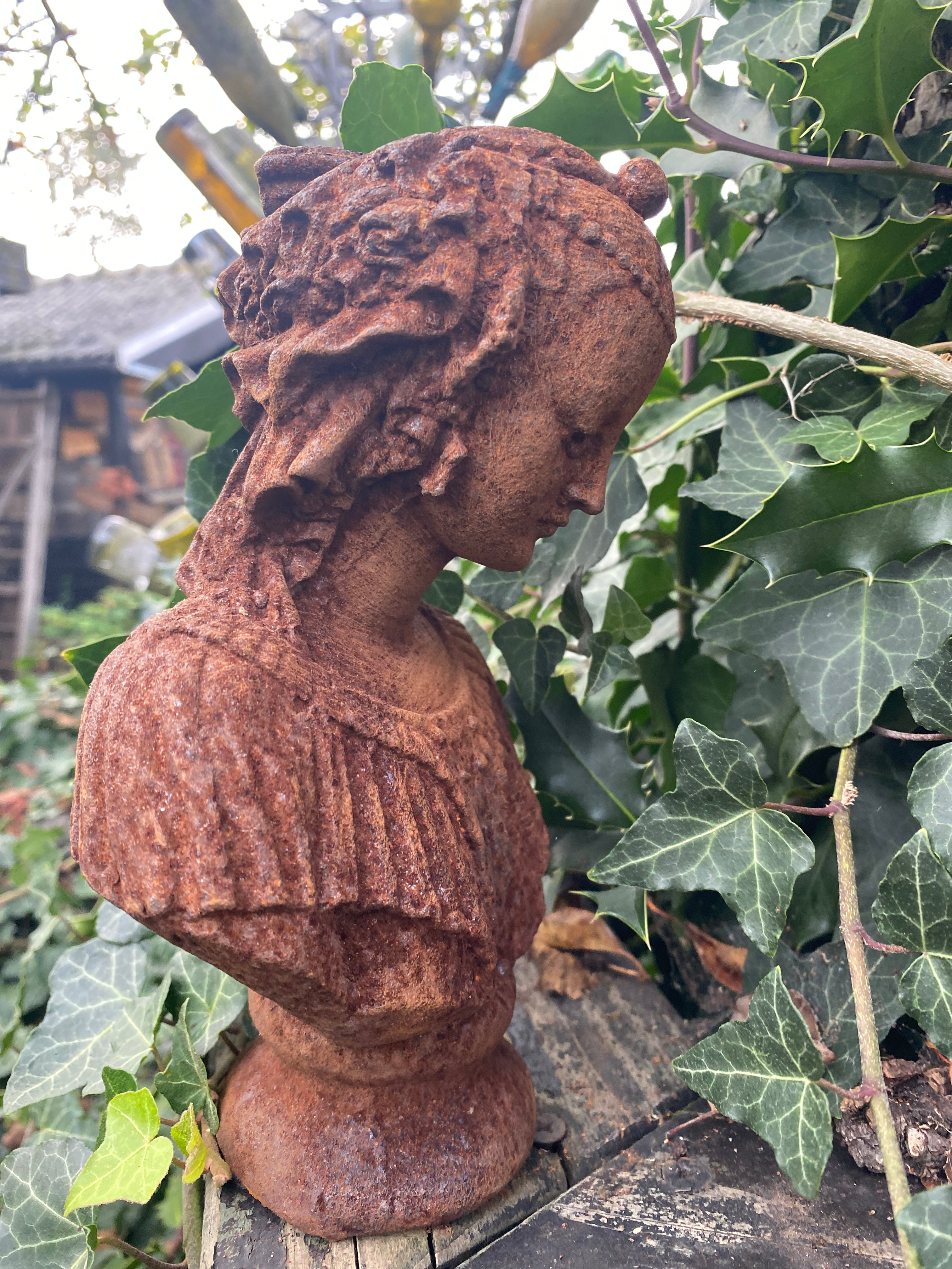kleine buste van gietijzer vrouw met sluier - Brocante bij Ingie
