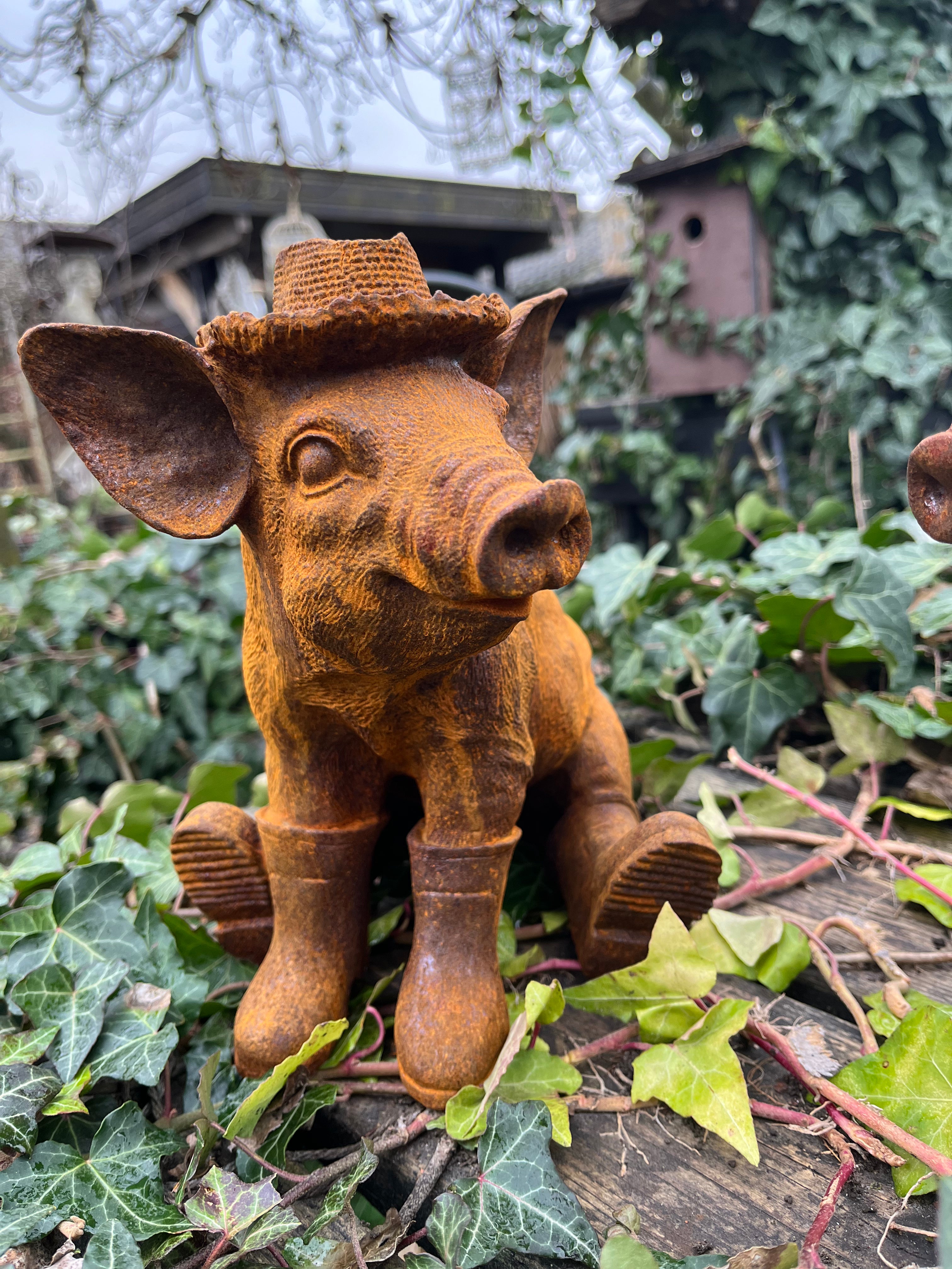 Leuk varken in gemaakt van gietijzer in boerderijoutfit - Brocante bij Ingie