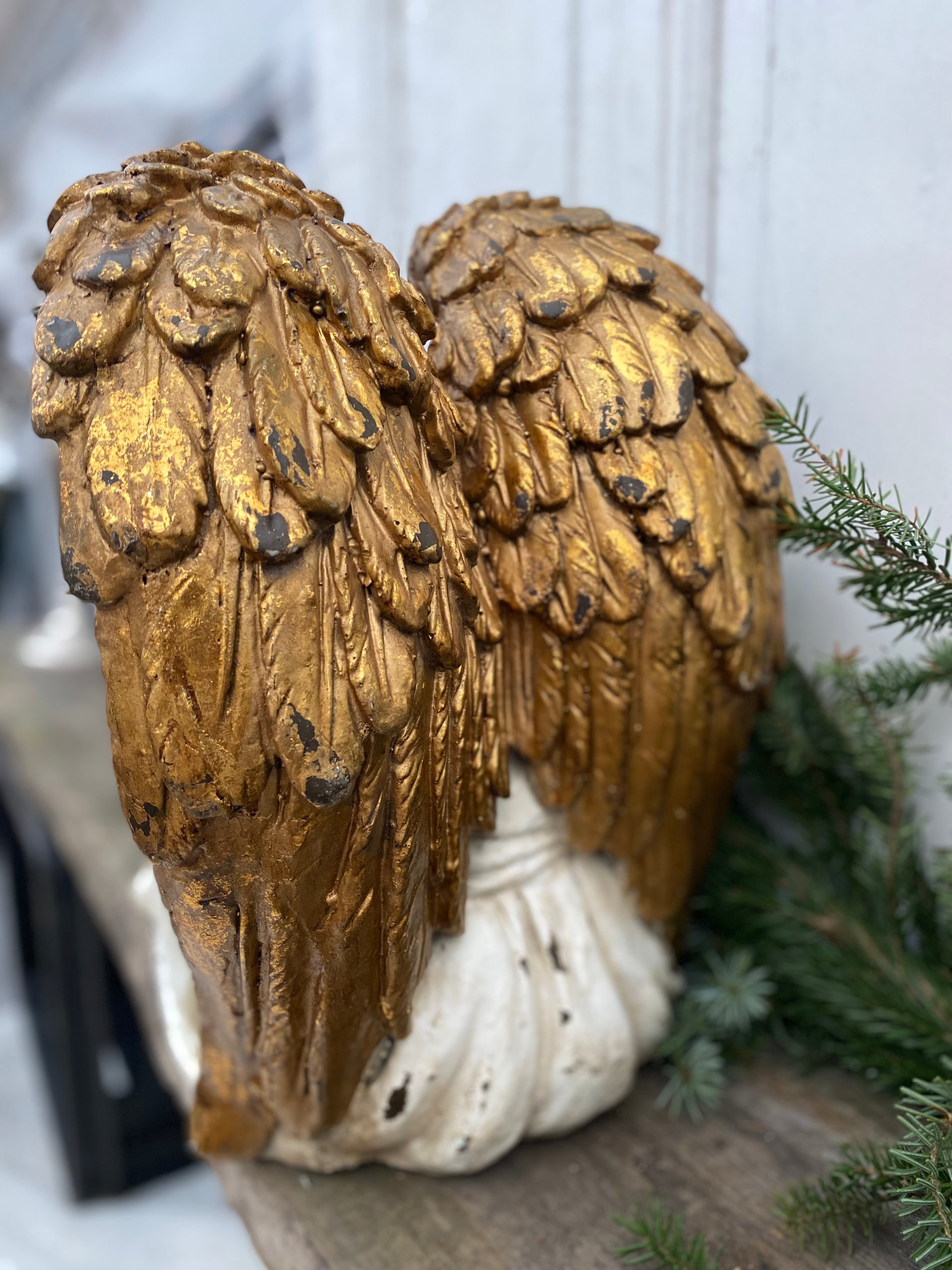 Schitterende grote engel met gouden vleugels van polystone - Brocante bij Ingie